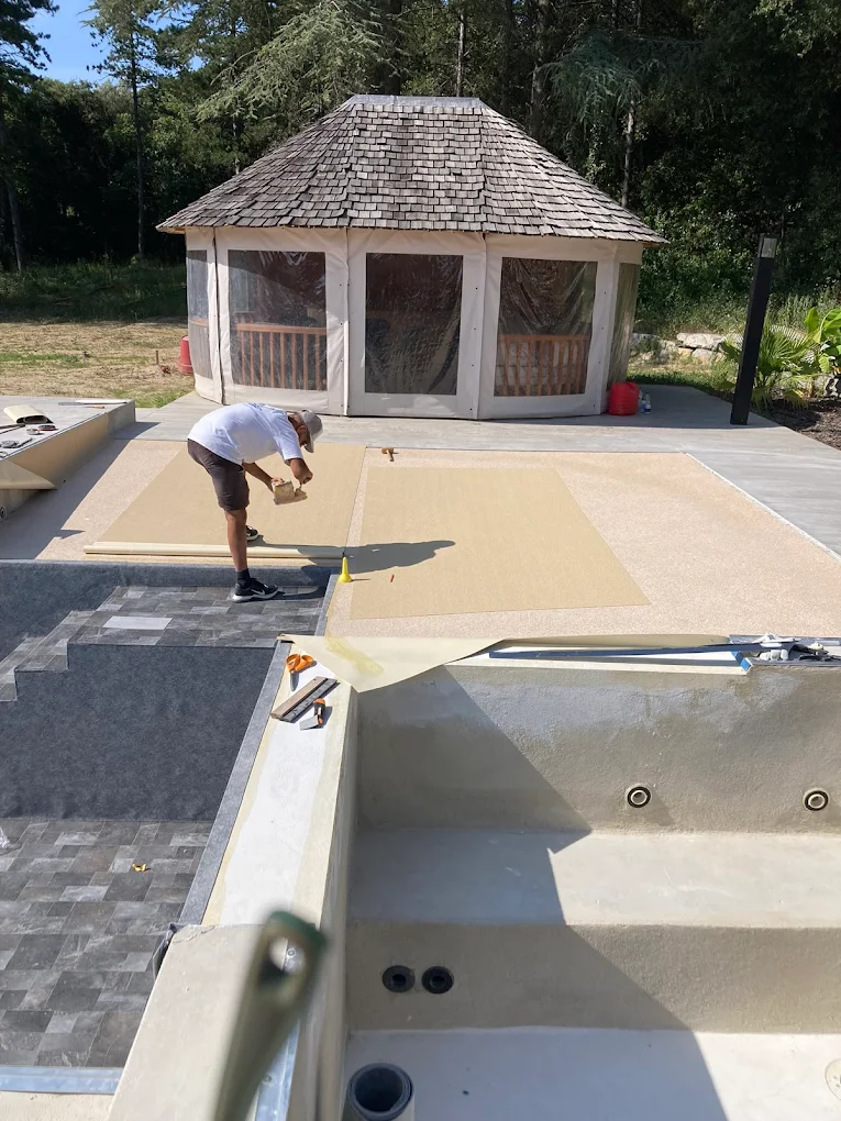 Piscine terminée avec margelles